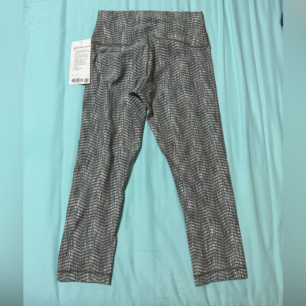 NWT Wunder Under Crop Hr 21”-size 8 - Picture 2 of 2
